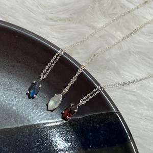 A glimpse of a passing beauty．天然石純銀項鍊