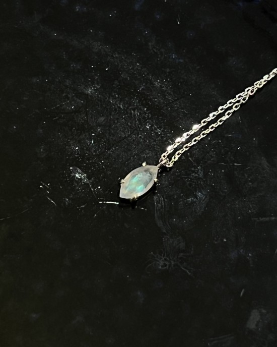 A glimpse of a passing beauty．天然石純銀項鍊