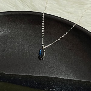 A glimpse of a passing beauty．天然石純銀項鍊