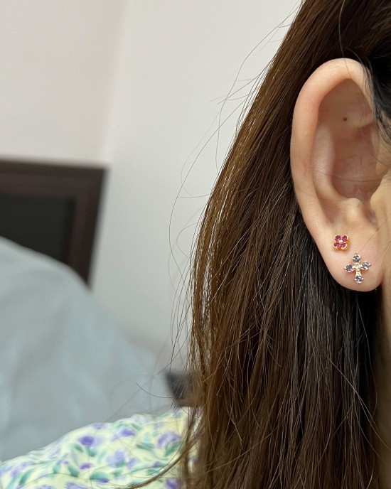 Cross Piercing．耳骨釘