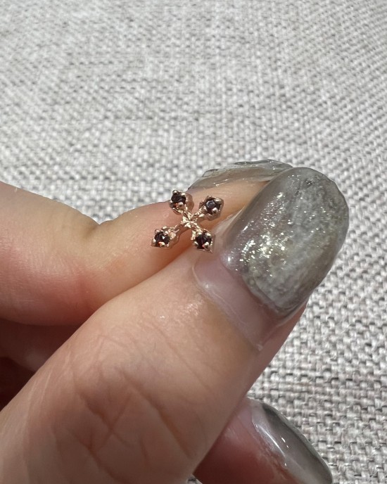 Cross Piercing．耳骨釘